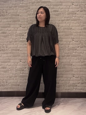 「INDIVI（インディヴィ）の【洗える／UVケア／SETUP可能】ドロストワイドパンツ（その他パンツ、ブラック系）」を使った、Akiさん（レディース・153cm）の夏コーディネート