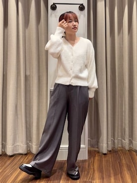 「couture brooch（クチュールブローチ）の【ふわふわ/前後2WAY】フェザーカーディトップス（カーディガン/ボレロ、ホワイト系）」を使った、あまねさん（レディース・153cm）の秋コーディネート