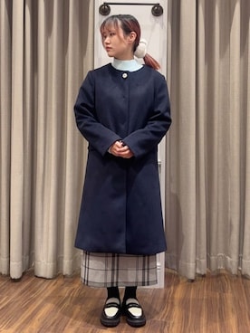 「couture brooch（クチュールブローチ）の【通勤/ビジューブローチ付き】ノーカラー ロングコート（ノーカラーコート、ブルー系）」を使った、あまねさん（レディース・153cm）の冬コーディネート