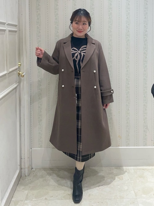 Couture BroochLayjuさんのチェスターコートを使ったコーディネート