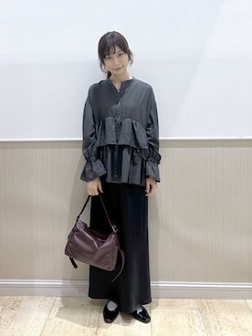 「LEPSIM（レプシィム）のストレッチサテンスカート　1049485（スカート、ブラック系）」を使った、Shiraさん（レディース・166cm）の秋コーディネート