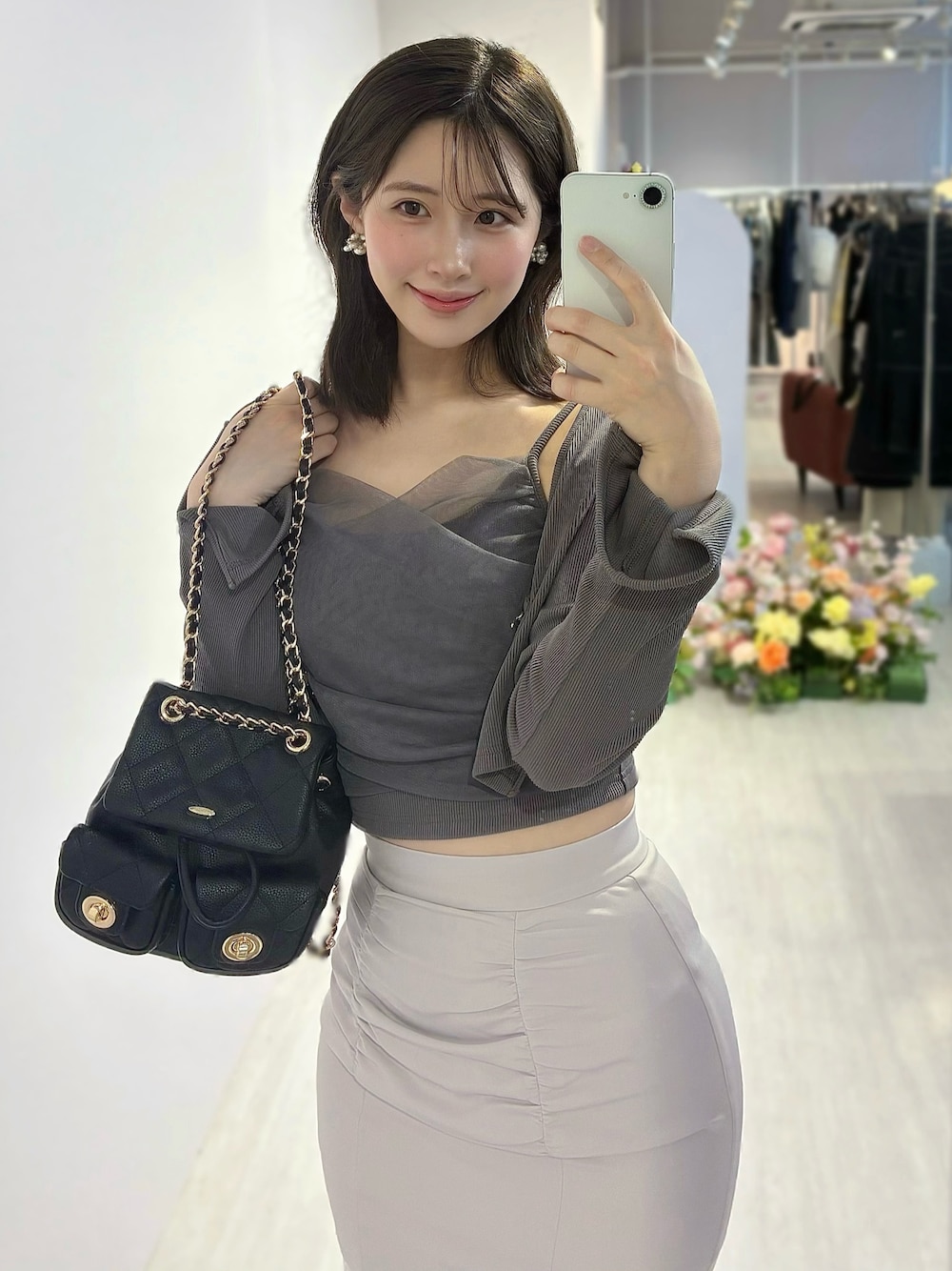 ブラック系のTシャツ/カットソー、ブラック系のスカート、ブラック系のバックパック/リュックを着用したレディースの春コーディネートの1枚目の写真