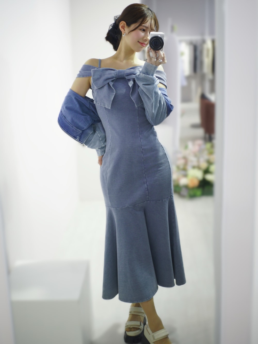 ブルー系のワンピース、ブルー系のパーカー、ホワイト系のサンダルを着用したレディースの春コーディネートの1枚目の写真