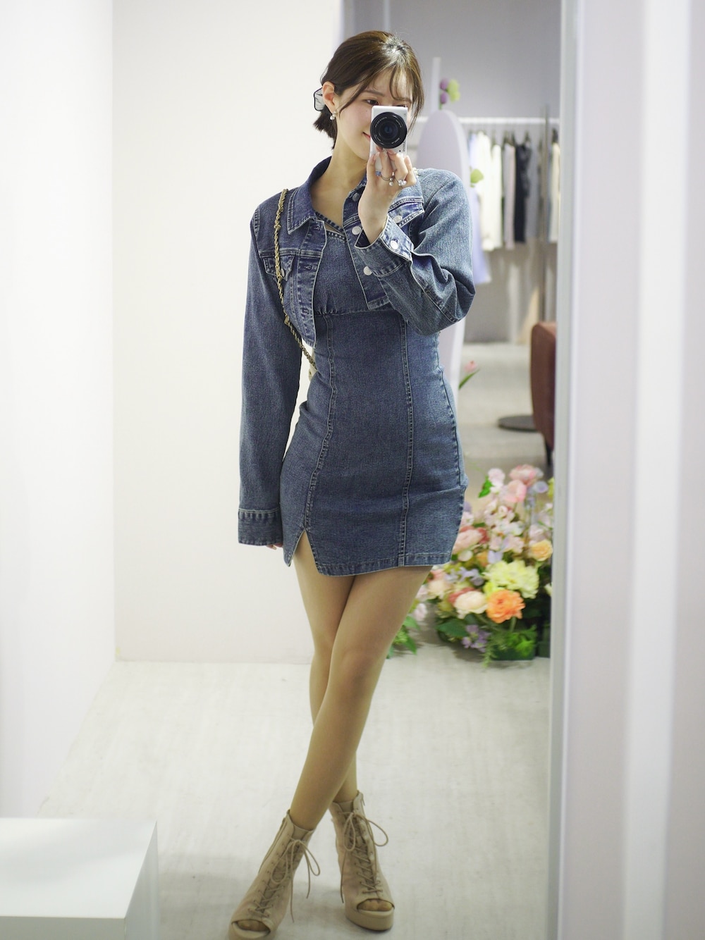 ブルー系のワンピース、ベージュ系のブーツ、ベージュ系のバックパック/リュックを着用したレディースの春コーディネートの1枚目の写真