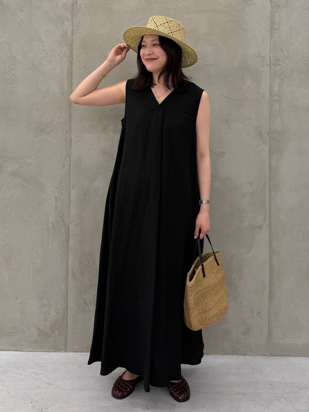 ブラック系のワンピース、ブラック系のワンピース、イエロー系のTシャツ/カットソーを着用したレディースの春コーディネートの1枚目の写真