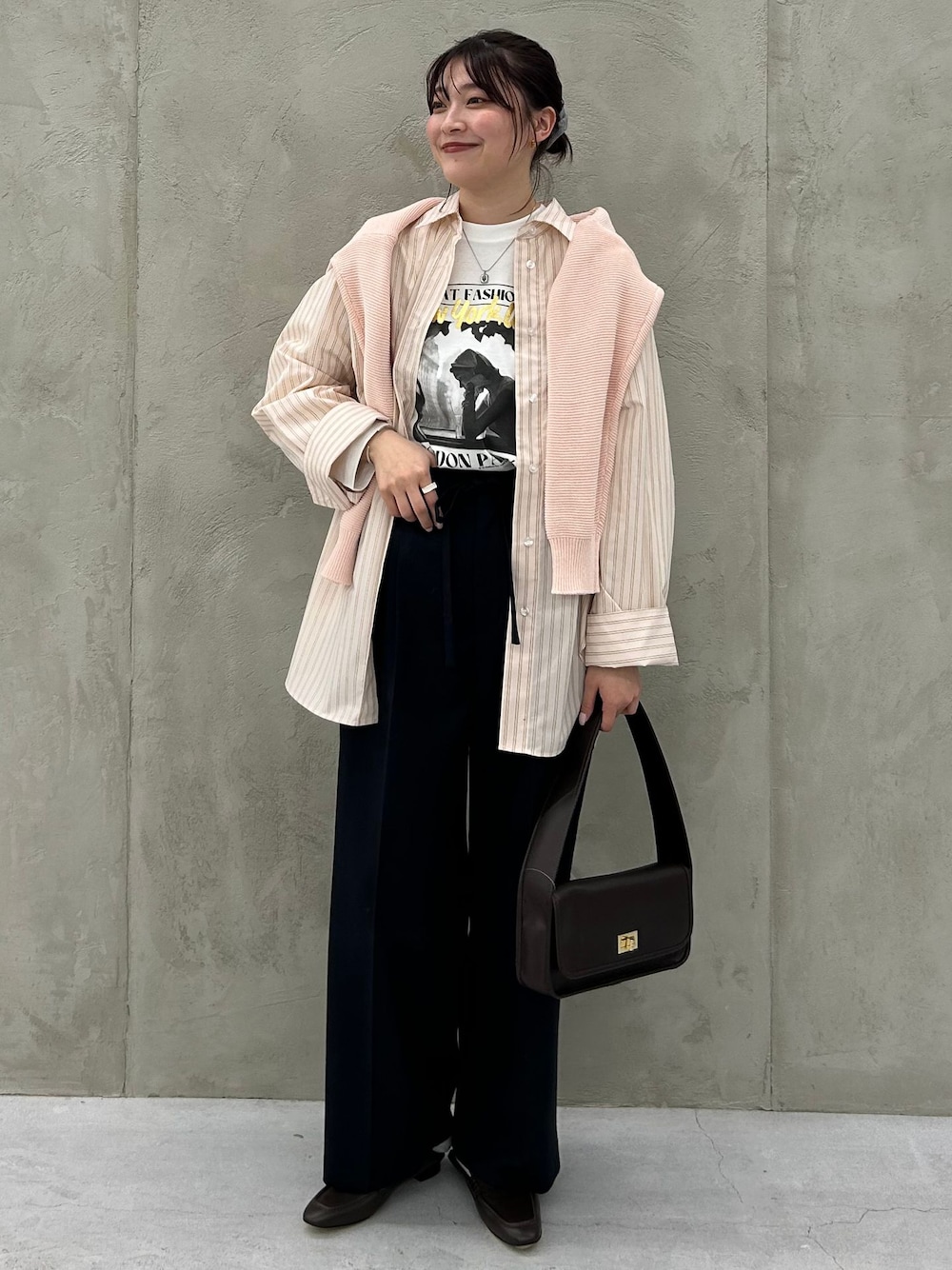 ピンク系のシャツ/ブラウス、ホワイト系のTシャツ/カットソー、ピンク系のニット/セーターを着用したレディースの冬コーディネートの1枚目の写真