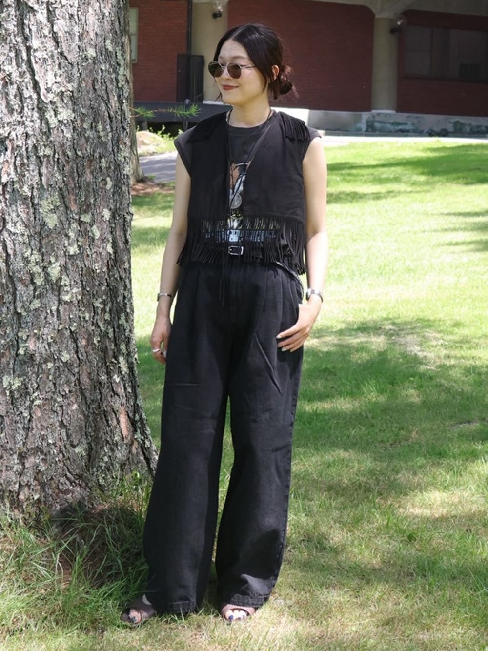 ブラック系のTシャツ/カットソーを着用したレディースの夏コーディネートの1枚目の写真