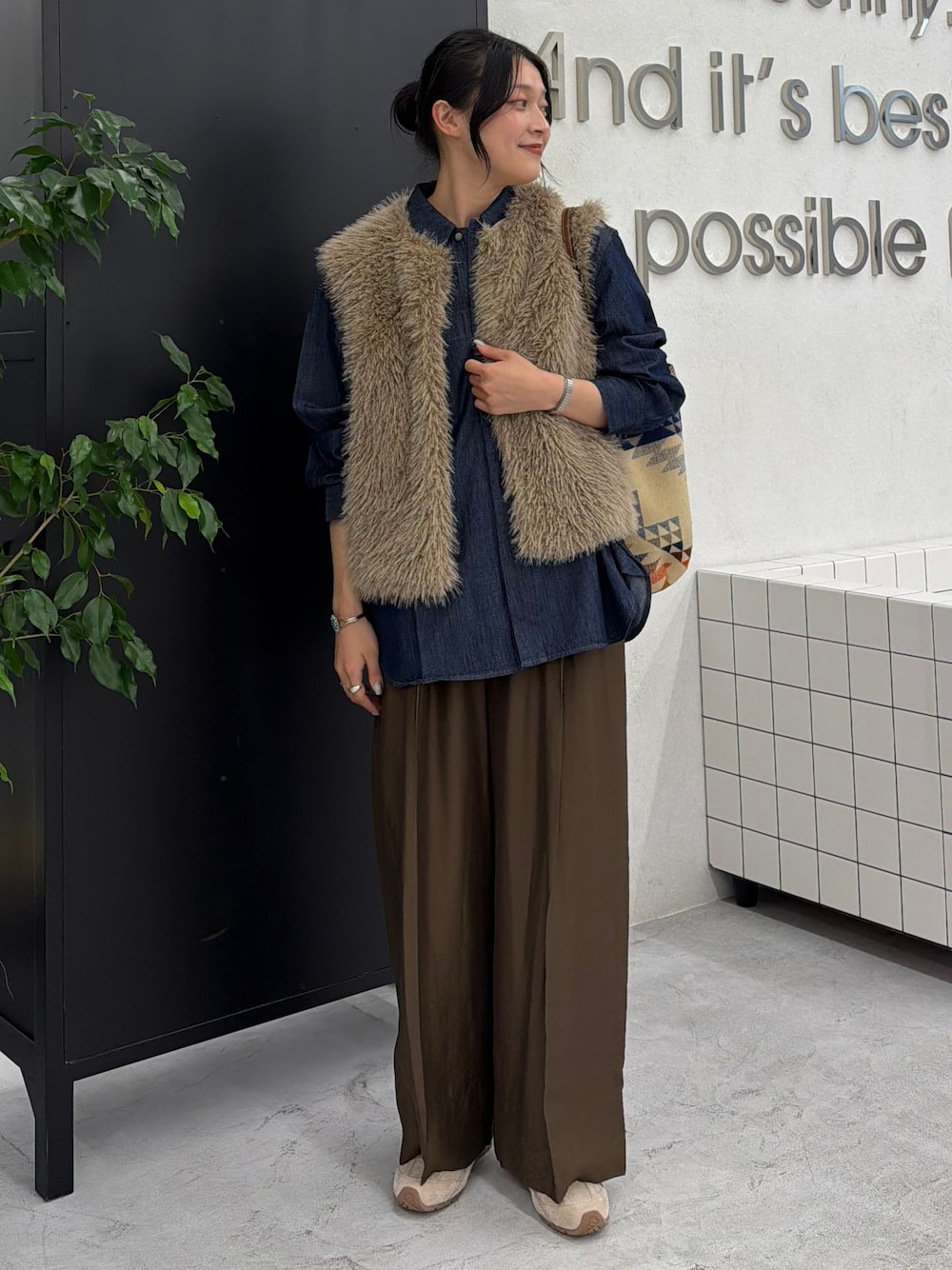 ベージュ系のベスト、ブラウン系のその他パンツ、ブルー系のシャツ/ブラウスを着用したレディースの夏コーディネートの1枚目の写真