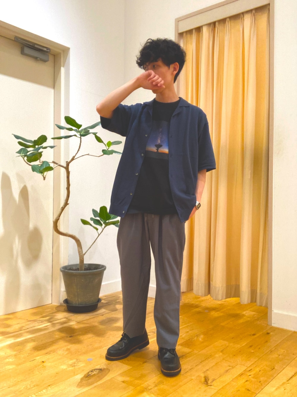 ブルー系のカーディガン/ボレロ、ブラック系のTシャツ/カットソー、グレー系のその他パンツを着用したメンズの春コーディネートの1枚目の写真