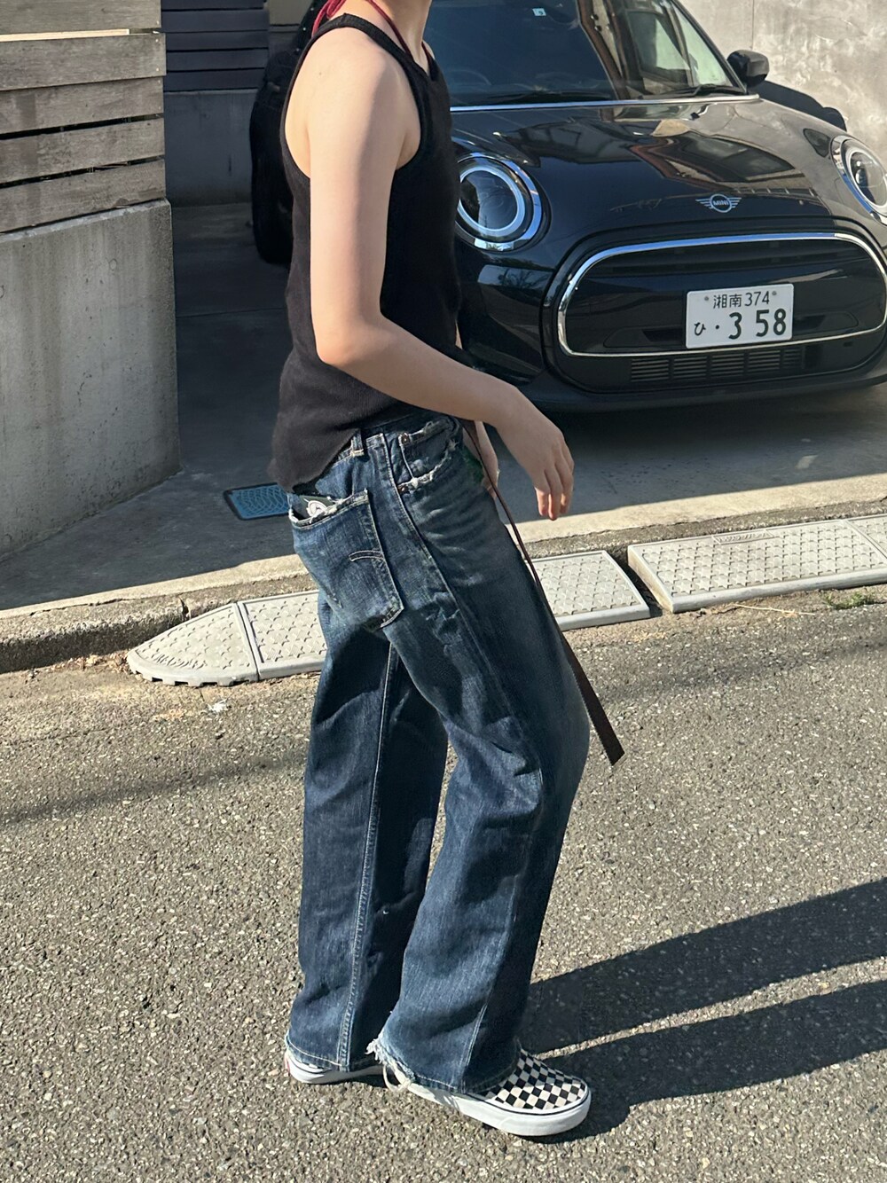 「海、海コーデ、アウトドアスタイル、夏コーデ、デニムパンツ、タンクトップ」｜「VINTAGEのアイテム（デニムパンツ、ブルー系）」を使った、えだまめさん（レディース・164cm）の夏コーディネートの1枚目の写真