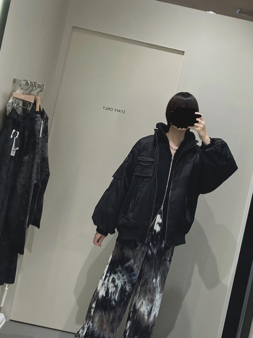 ブラック系のパーカー、ブラック系のブルゾン、グレー系のその他パンツを着用したメンズの秋コーディネートの1枚目の写真