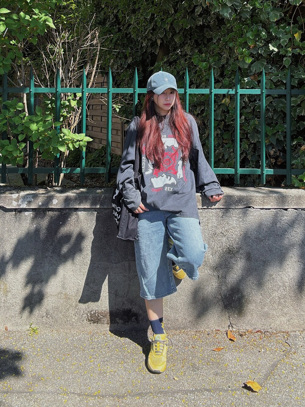 グレー系のTシャツ/カットソー、ブルー系のその他パンツ、イエロー系のスニーカーを着用したレディースの春コーディネートの1枚目の写真