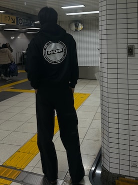 「HUF（ハフ）のアイテム」を使った、atsuhiro_oikawaさん（メンズ・181cm）の冬コーディネート