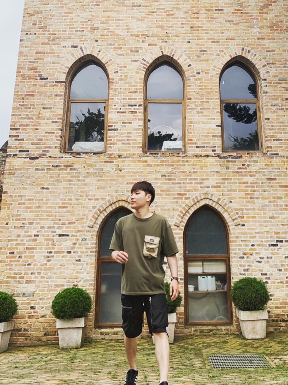 「niko and...のアイテム（Tシャツ/カットソー、グリーン系）」を使った、PoChao Huangさん（メンズ・170cm）の秋コーディネートの1枚目の写真