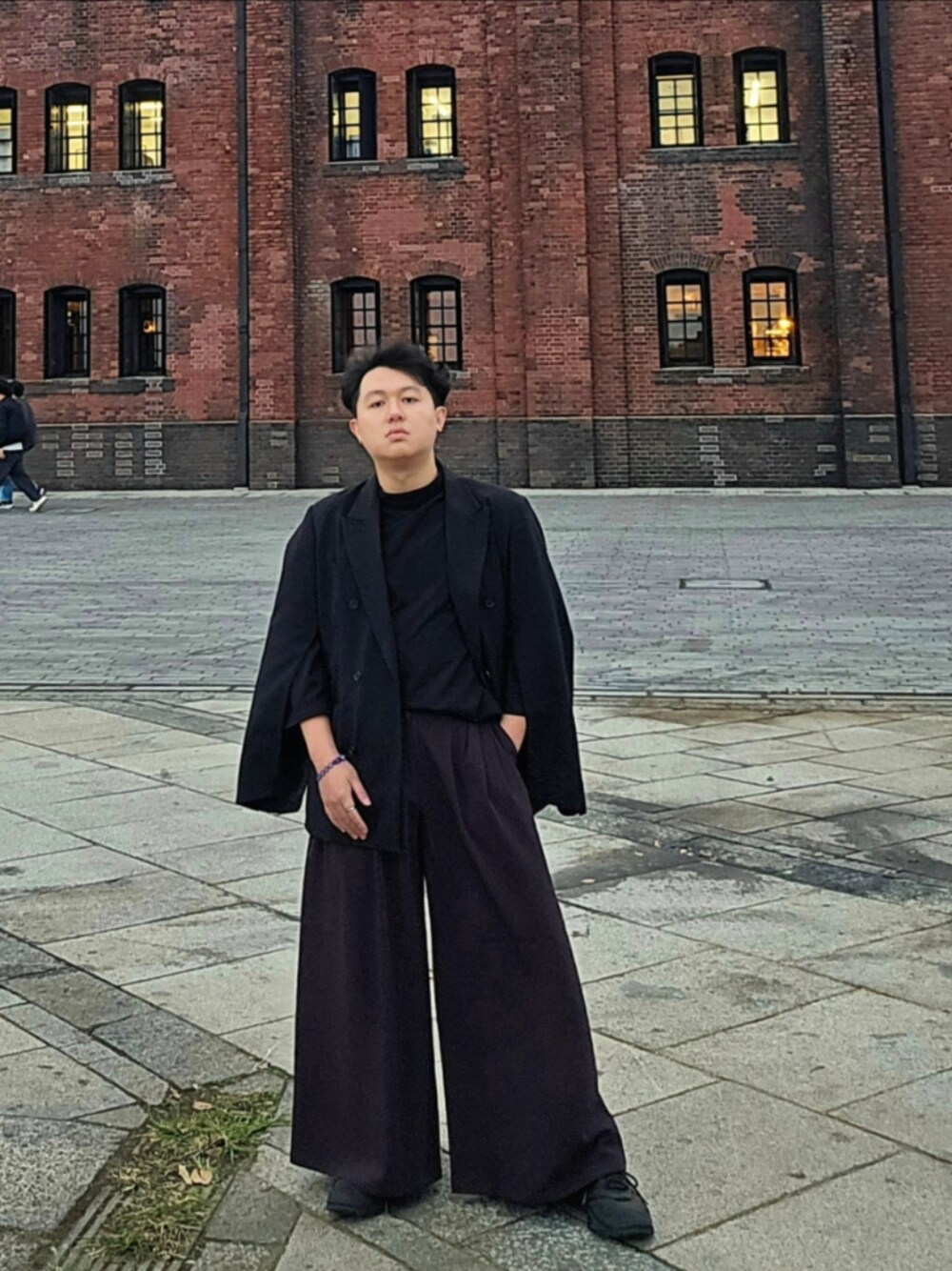 「横浜」｜「MUKKのアイテム（トップス、ブラック系）」を使った、Vimgaさん（メンズ・170cm）の秋コーディネートの1枚目の写真