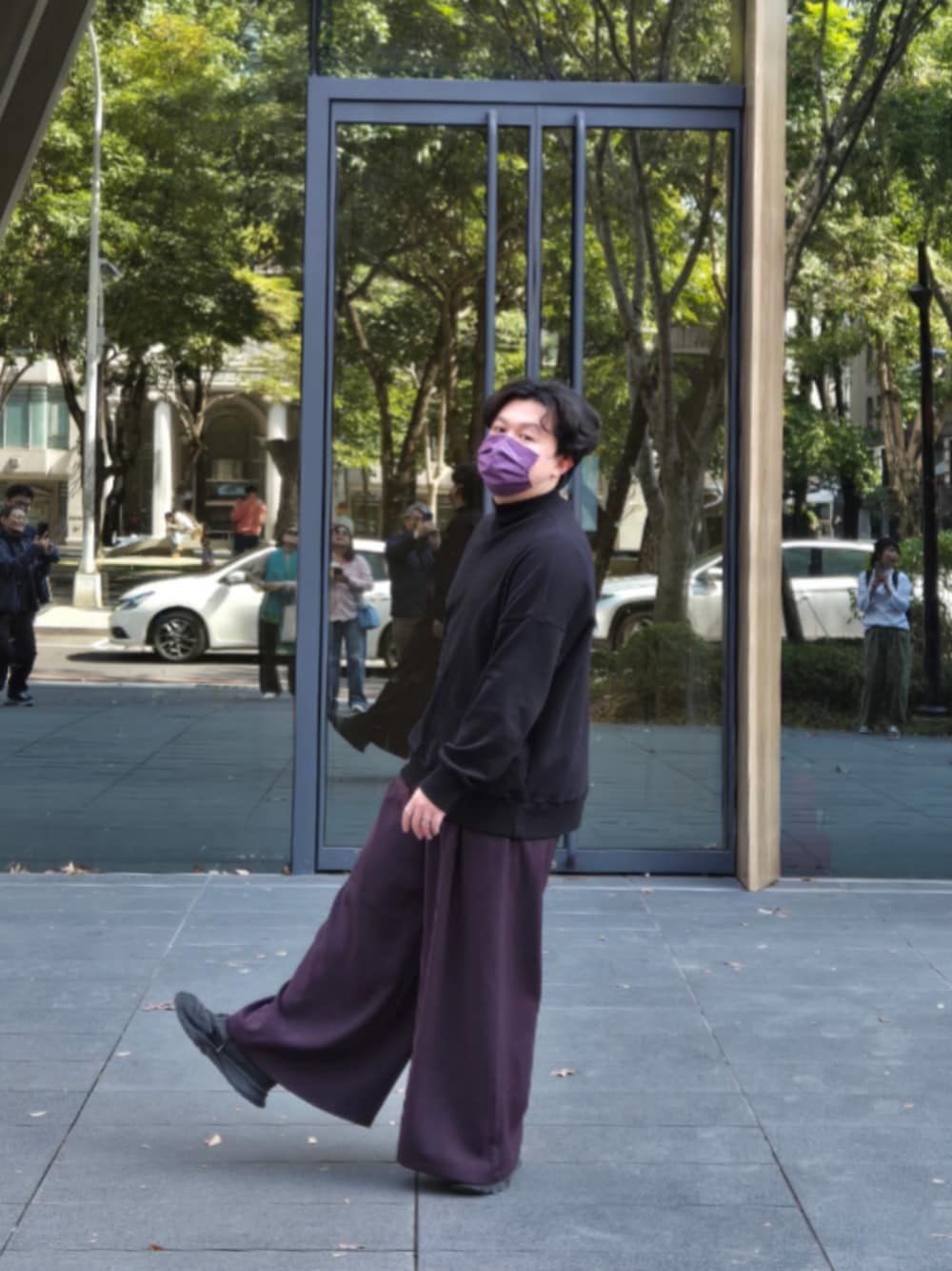 「タートルネック、フレアパンツ、ootd」｜「MUKKのアイテム（ニット/セーター、ブラック系）」を使った、Vimgaさん（メンズ・170cm）の冬コーディネートの1枚目の写真
