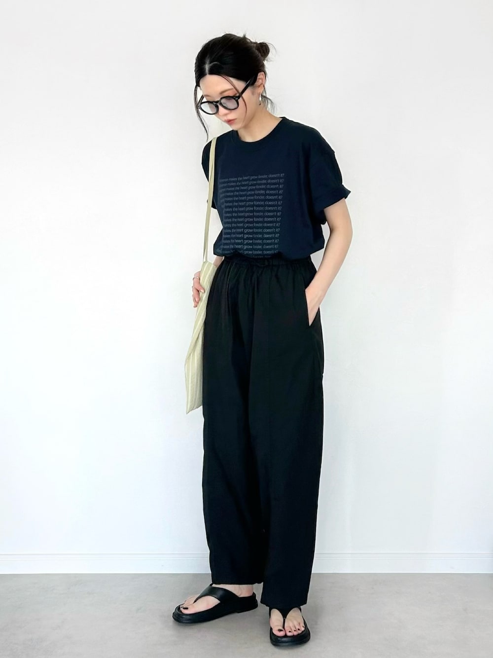 ブルー系のTシャツ/カットソー、ブラック系のその他パンツ、イエロー系のエコバッグ/サブバッグを着用したレディースの夏コーディネートの1枚目の写真