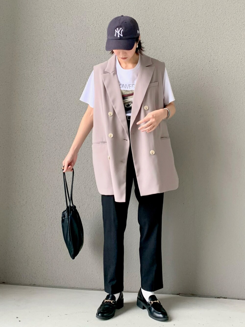 「テーパードパンツ、コンバース、ビッグシルエット、ベージュ、キャップ、ローファー、ベスト、レイヤードスタイル、休日スタイル、プチプラ、巾着バッグ、きれいめカジュアル、韓国ファッション、秋服準備はじめました、秋コーデ」｜「H&Mのアイテム（ベスト、ベージュ系）」を使った、OKIRIさん（レディース・161cm）の秋コーディネートの1枚目の写真