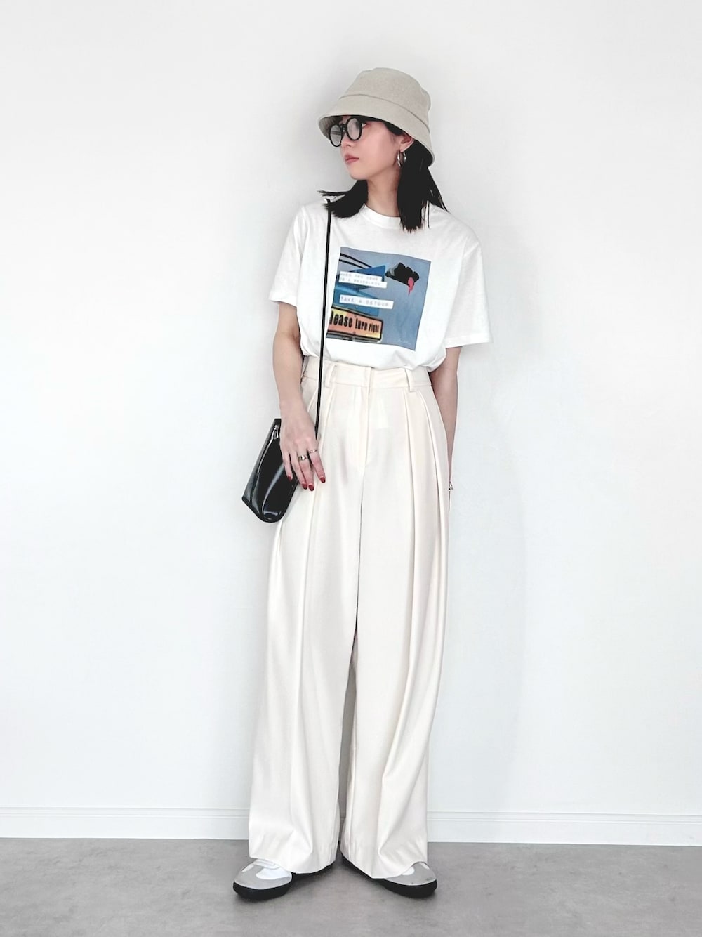 その他のTシャツ/カットソー、ブラック系のショルダーバッグ、ホワイト系のその他パンツを着用したレディースの秋コーディネートの1枚目の写真