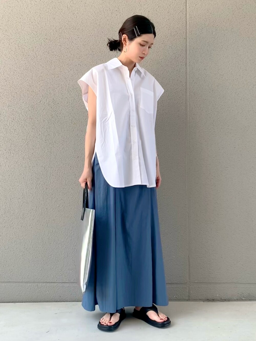 「カラー×コーデ、ブルー、シャツスタイル、サンダル、厚底シューズ、トートバッグ、シンプル、ビッグシルエット、オトナカジュアル、夏コーデ、きれいめカジュアル、ホワイト、厚底サンダル、ゆるコーデ、マーメイドスカート」｜「chucllaの【chuclla】【2021/SS】Oversize cotton French-sleeve shirt sb-5 chw1435（シャツ/ブラウス、ホワイト系）」を使った、OKIRIさん（レディース・161cm）の春コーディネートの1枚目の写真