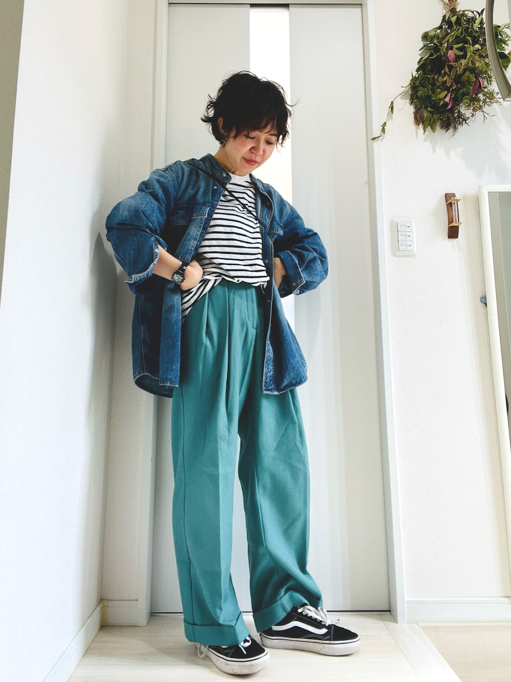 「春めき満開コーデ、デニムシャツ、春服コーデ、ラフコーデ、カラーコーデ、パンツコーデ、ボーダートップス、カラーパンツ、ボーダー、デニムジャケット、スニーカー、ワイドパンツ、グリーン、ショートヘア、今日のコーデ」｜「andmeのタックボリューム袖長袖Tシャツ（Tシャツ/カットソー、ホワイト系）」を使った、mavaさん（レディース・155cm）の春コーディネートの1枚目の写真