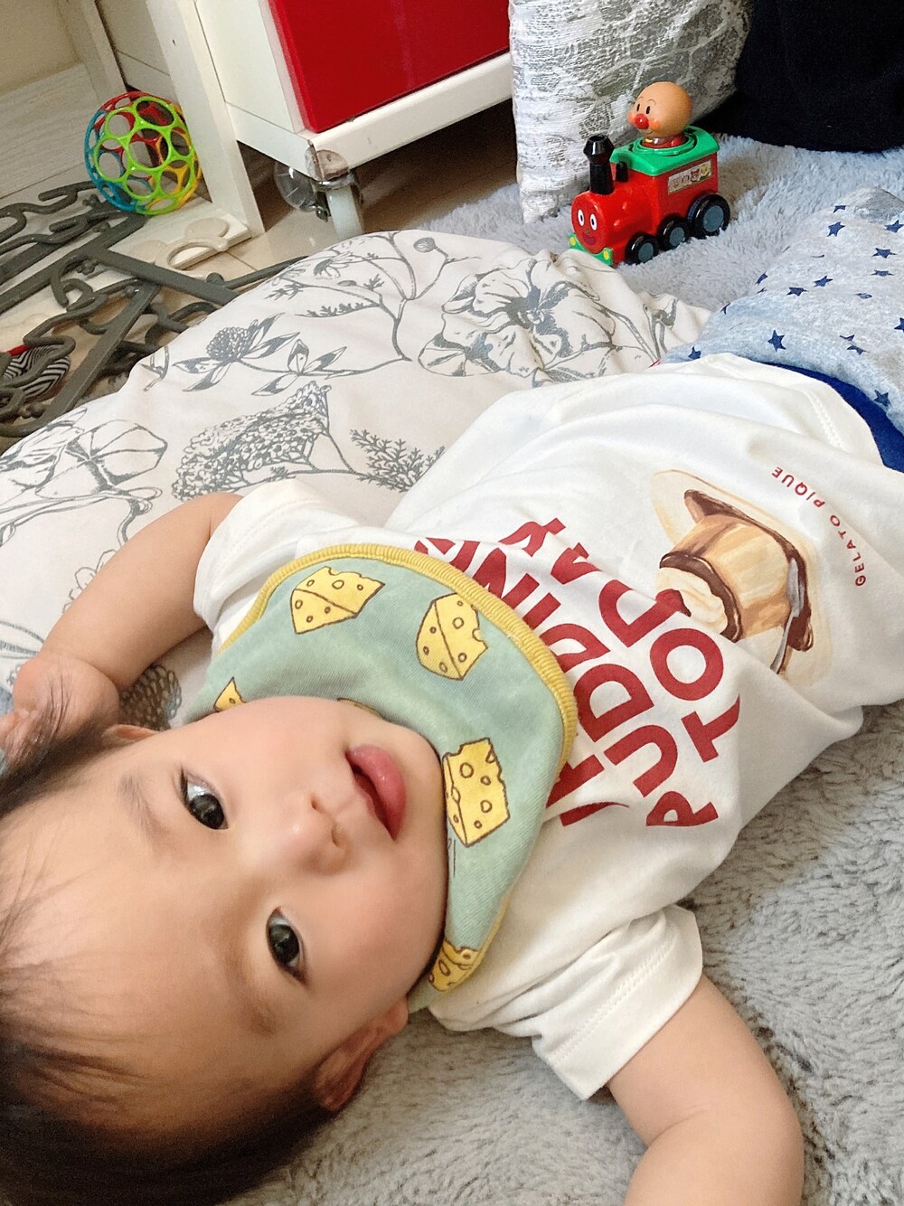 「gelato piqueのアイテム（Tシャツ/カットソー、ホワイト系）」を使った、kaoriiさん（キッズ・70cm）の春コーディネートの1枚目の写真