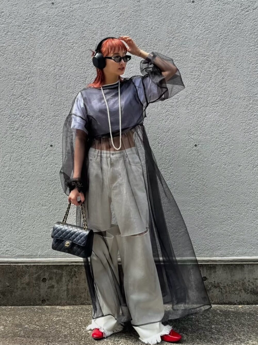 ブラック系のワンピース、ホワイト系のデニムパンツを着用したレディースの夏コーディネートの1枚目の写真