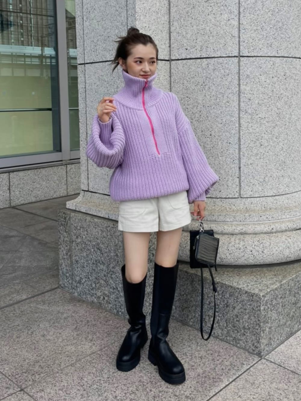 パープル系のニット/セーター、ホワイト系のその他パンツ、ブラック系のブーツを着用したレディースの秋コーディネートの1枚目の写真