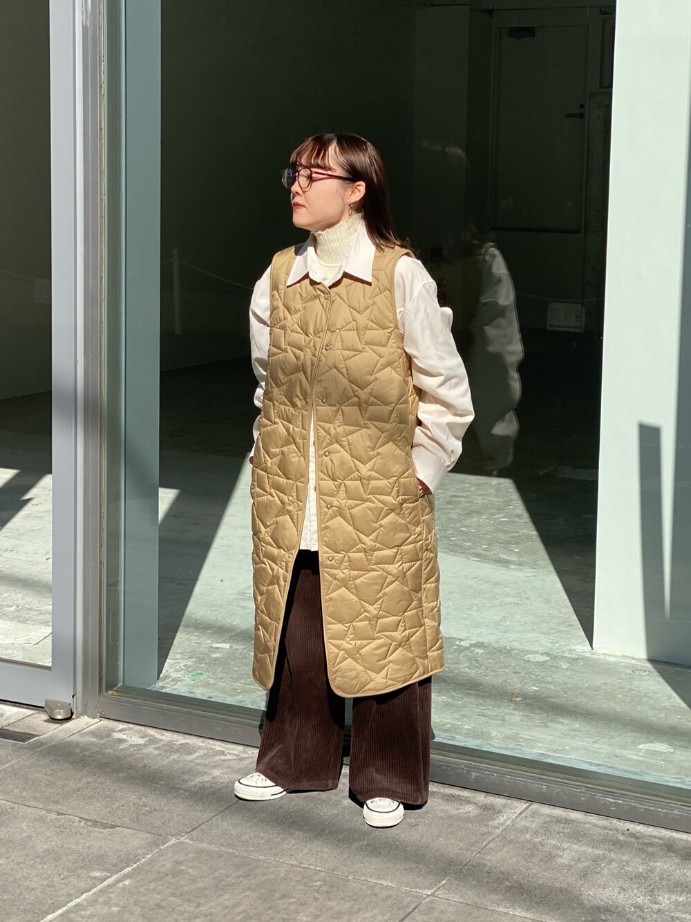 「コンバース、ビッグシルエット、converse、レイヤードスタイル、大人カジュアル、スニーカーコーデ、休日スタイル、ブラウン、白スニーカー、キルティングジャケット、低身長、メガネ女子、CONVERSE TOKYO、コーデュロイパンツ、冬コーデ」｜「CONVERSE TOKYOの星キルティングライナーコート（その他アウター、ベージュ系）」を使った、MANAさん（レディース・153cm）の秋コーディネートの1枚目の写真