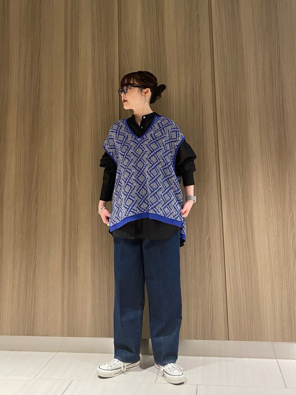 「大人カジュアル、きれいめカジュアル、パンツスタイル、低身長、ベスト、converse、コンバース、CONVERSE TOKYO、デニム、春コーデ、春服、シアーシャツ、ワントーンコーデ、白スニーカー、レイヤードスタイル」｜「CONVERSE TOKYOのニットベスト（ベスト、ブルー系）」を使った、MANAさん（レディース・153cm）の春コーディネートの1枚目の写真