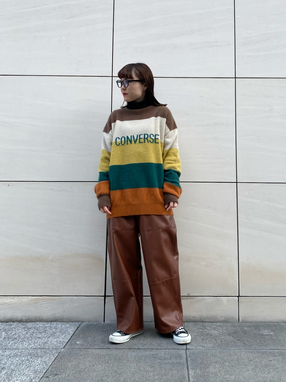 「ニット、コンバース、converse、大人カジュアル、スニーカーコーデ、休日スタイル、ブラウン、レザーパンツ、ゆったりコーデ、低身長、メガネ女子、秋コーデ、CONVERSE TOKYO、だから秋服が好き」｜「CONVERSE TOKYOのフェイクレザーパンツ（その他パンツ、ブラウン系）」を使った、MANAさん（レディース・153cm）の秋コーディネートの1枚目の写真