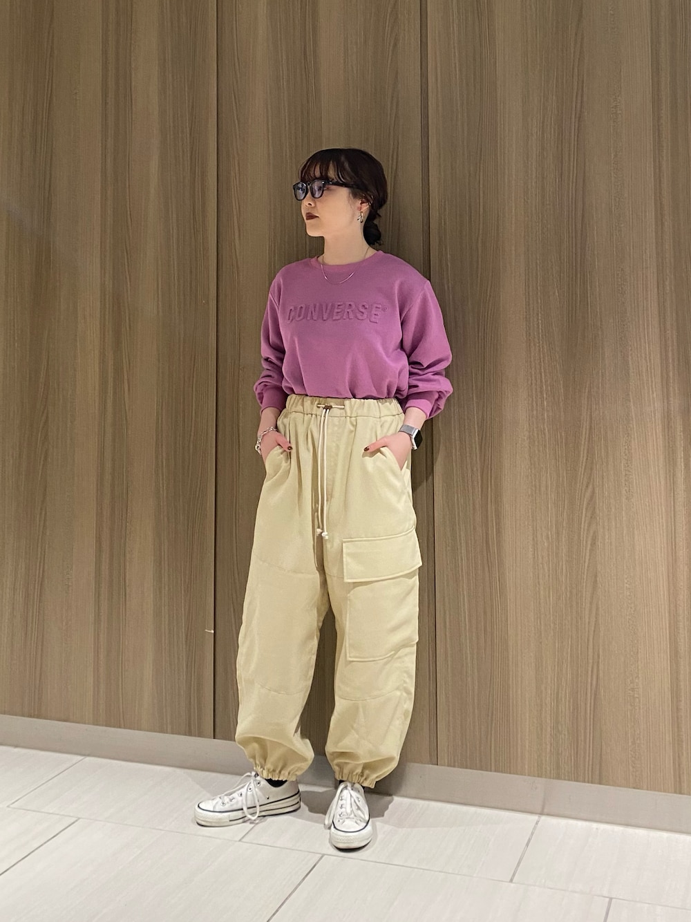 「お出かけコーデ、春服みてみて、低身長、白スニーカー、春服、春コーデ、春カラー、大人カジュアル、コンバース、converse、CONVERSE TOKYO、パステル映える春、イエロー」｜「CONVERSE TOKYOのコットンライクワークパンツ（カーゴパンツ、イエロー系）」を使った、MANAさん（レディース・153cm）の春コーディネートの1枚目の写真