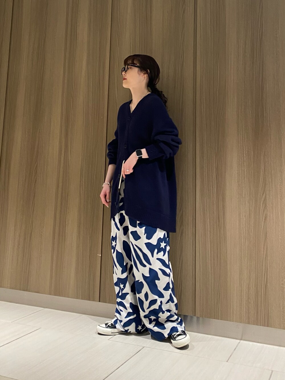 「春服、大人カジュアル、ゆるコーデ、ビッグシルエット、カーディガン、ワントーンコーデ、コンバース、converse、CONVERSE TOKYO、低身長、休日スタイル、ボタニカル柄、スニーカーコーデ、春コーデ、カラーパンツ」｜「CONVERSE TOKYOのバックスターカーディガン（カーディガン/ボレロ、ブルー系）」を使った、MANAさん（レディース・153cm）の春コーディネートの1枚目の写真
