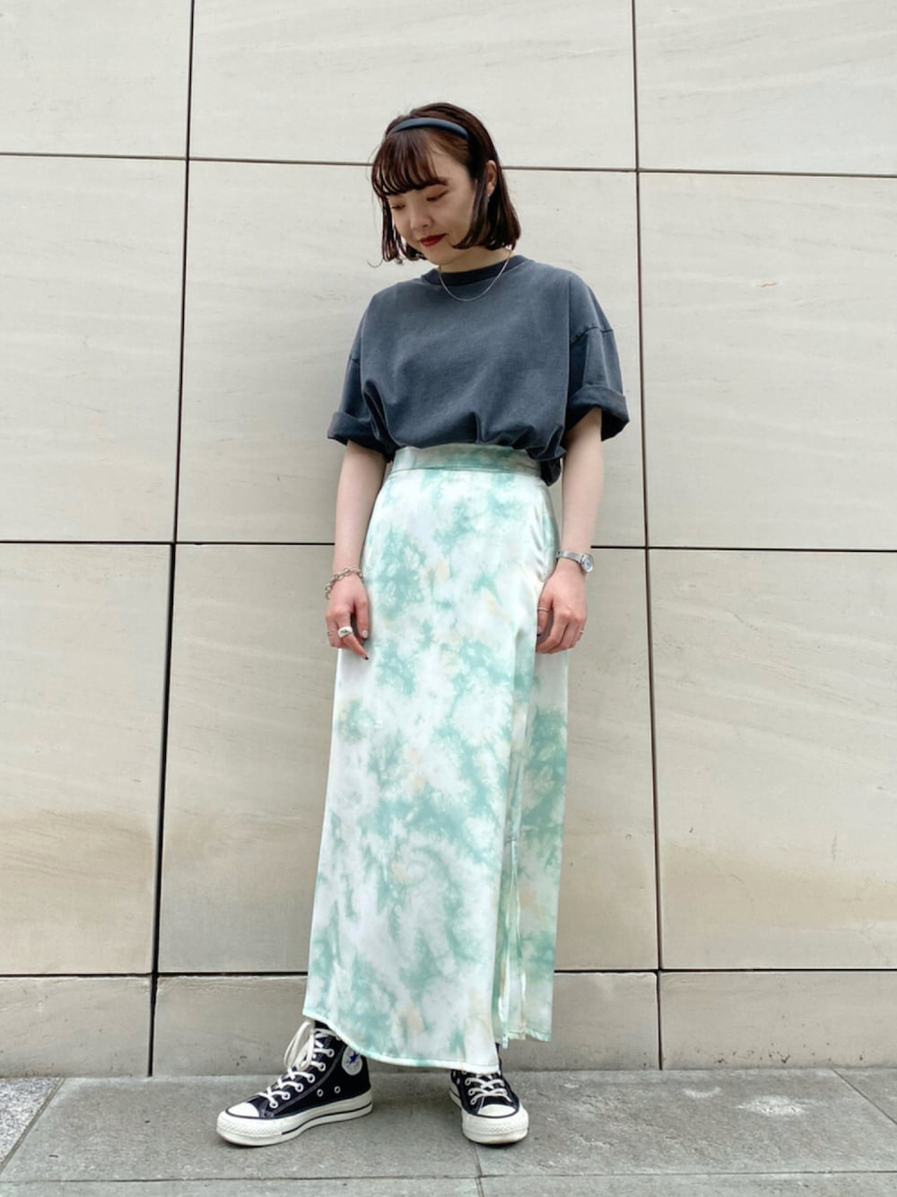 「CONVERSE TOKYO、converse、コンバース、大人カジュアル、低身長コーデ、夏コーデ、オーバーサイズ、Tシャツ、タイダイ柄、スカート、グリーン」｜「CONVERSE TOKYOのタイダイプリントフレアスカート（スカート、グリーン系）」を使った、MANAさん（レディース・153cm）の夏コーディネートの1枚目の写真