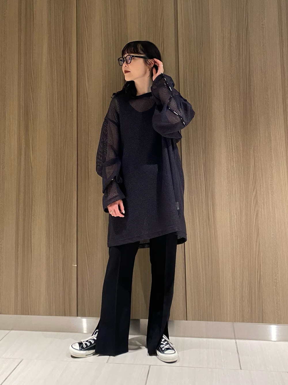 「ブラック、きれいめカジュアル、オールブラック、ワントーンコーデ、シンプル、低身長、コンバース、converse、CONVERSE TOKYO、大人カジュアル、モノトーン、春夏コーデ、休日スタイル、フレアパンツ、ビッグシルエット」｜「CONVERSE TOKYOのジョーゼットセミフレアパンツ（その他パンツ、ブラック系）」を使った、MANAさん（レディース・153cm）の春コーディネートの1枚目の写真