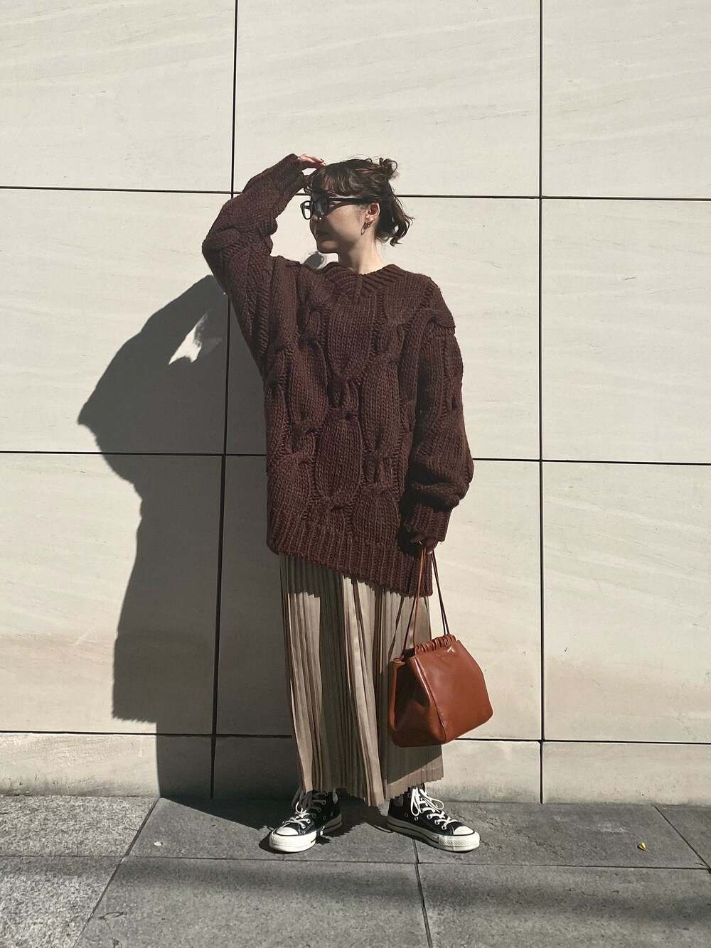 「コンバース、ビッグシルエット、ワントーンコーデ、converse、ケーブルニット、冬コーデ、大人カジュアル、スニーカーコーデ、休日スタイル、ブラウン、プリーツスカート、ミニバッグ、低身長コーデ、CONVERSE TOKYO、メガネ女子」｜「CONVERSE TOKYOのローゲージケーブルニット（ニット/セーター、ブラウン系）」を使った、MANAさん（レディース・153cm）の秋コーディネートの1枚目の写真