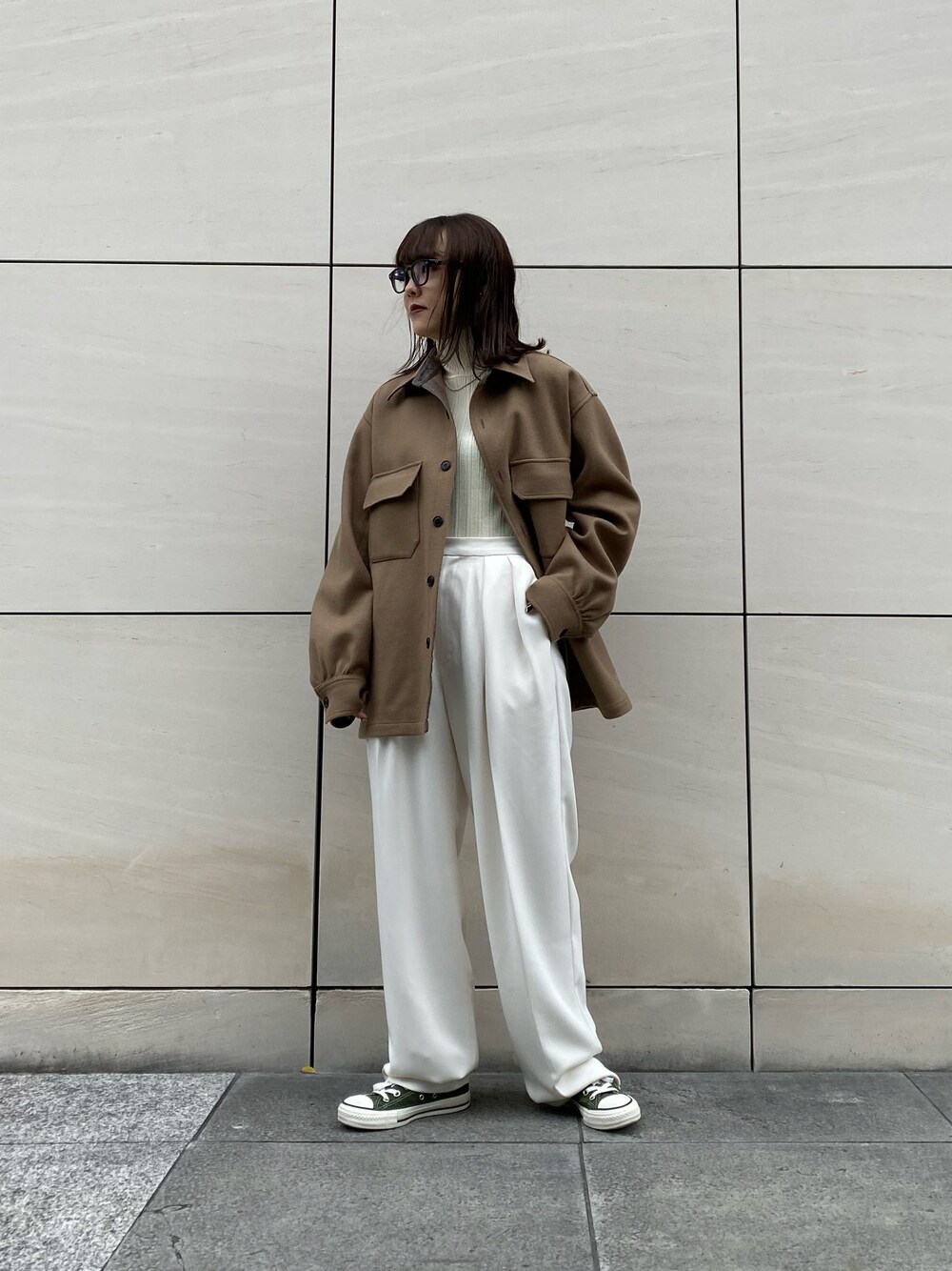 「コンバース、ビッグシルエット、ホワイト、ベージュ、converse、冬コーデ、大人カジュアル、スニーカーコーデ、休日スタイル、白ニット、タックイン、低身長、メガネ女子、CONVERSE TOKYO」｜「CONVERSE TOKYOのアイテム（ブルゾン、ベージュ系）」を使った、MANAさん（レディース・153cm）の秋コーディネートの1枚目の写真