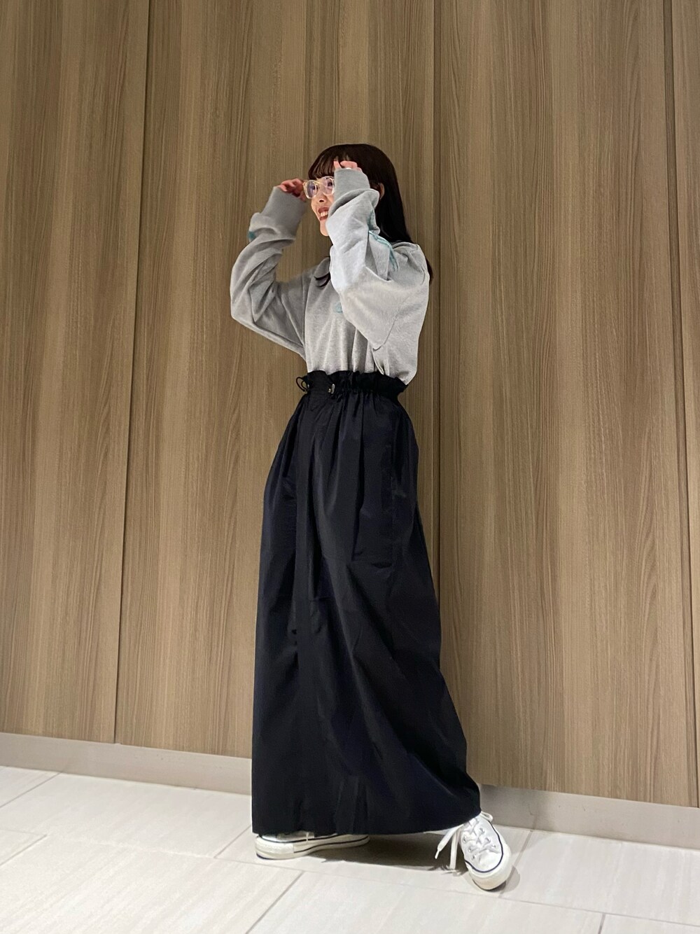 「シンプルコーデ、白スニーカー、大人カジュアル、低身長、コンバース、converse、CONVERSE TOKYO、ロングスカート、リラックススタイル、休日スタイル、タックイン、グレースウェット、スニーカーコーデ、ロゴスウェット」｜「CONVERSE TOKYOのアイテム（スウェット、グレー系）」を使った、MANAさん（レディース・153cm）の春コーディネートの1枚目の写真