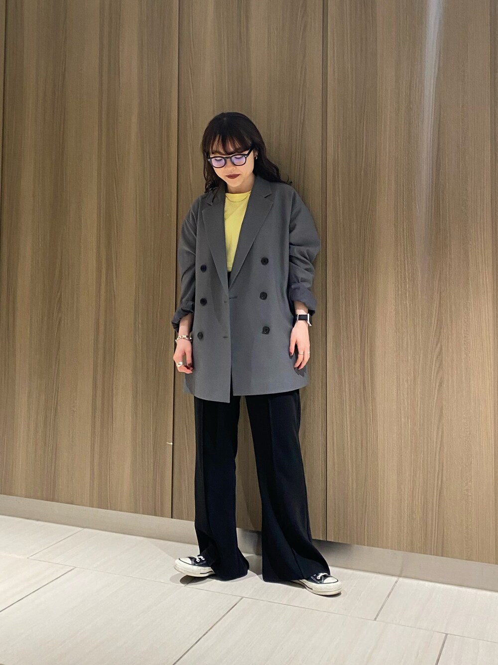 「パステル映える春、低身長、CONVERSE TOKYO、converse、コンバース、大人カジュアル、きれいめカジュアル、シンプルコーデ、スニーカーコーデ、春コーデ、テーラードジャケット、春服みてみて、ビッグシルエット、イエロー、フレアパンツ」｜「CONVERSE TOKYOのストレッチフレアパンツ（その他パンツ、ブラック系）」を使った、MANAさん（レディース・153cm）の春コーディネートの1枚目の写真