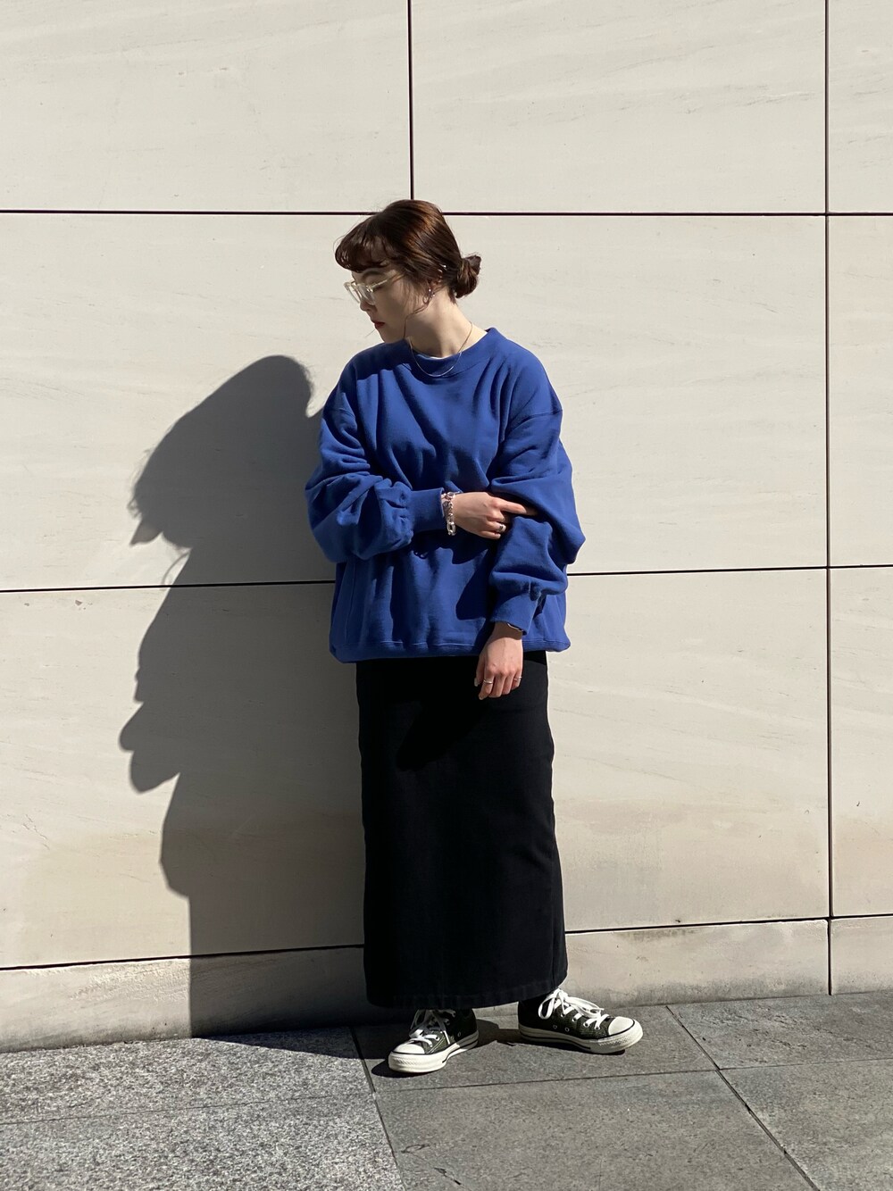 「休日スタイル、ゆるコーデ、オーバーサイズ、タイトスカート、スウェット、低身長、秋のコーデ、CONVERSE TOKYO、converse、コンバース、カジュアル、シンプル、スカート、ラクチンコーデ」｜「CONVERSE TOKYOのアイテム（スウェット、ブルー系）」を使った、MANAさん（レディース・153cm）の秋コーディネートの1枚目の写真