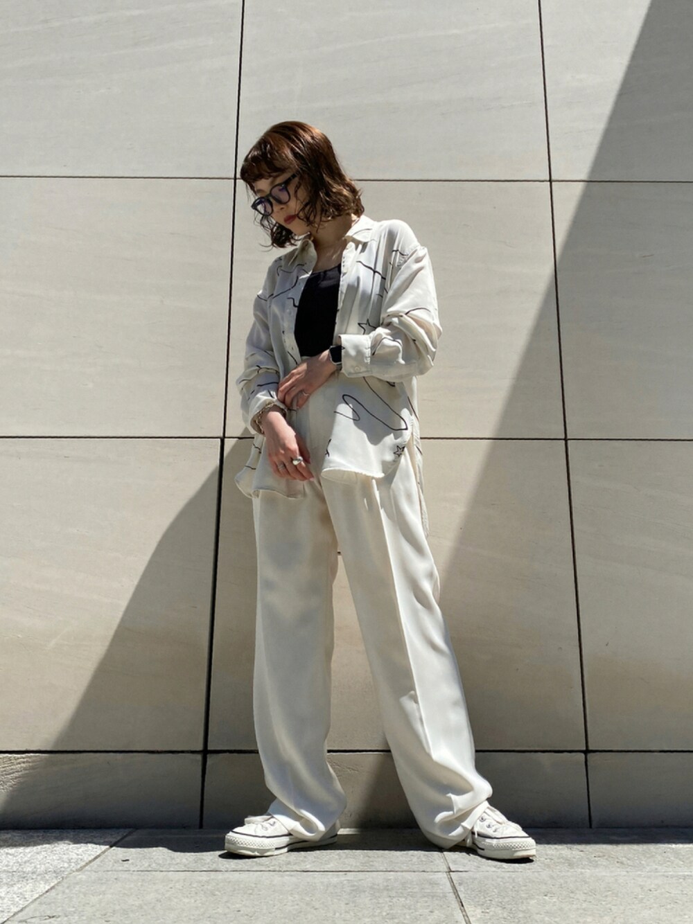 「コンバース、柄シャツ、converse、大人カジュアル、スニーカーコーデ、休日スタイル、きれいめカジュアル、ホワイトコーデ、シャツスタイル、低身長、初秋コーデ、CONVERSE TOKYO、秋トレンド2021、モノトーン」｜「CONVERSE TOKYOのハンドペイントシャツ（シャツ/ブラウス、ホワイト系）」を使った、MANAさん（レディース・153cm）の夏コーディネートの1枚目の写真