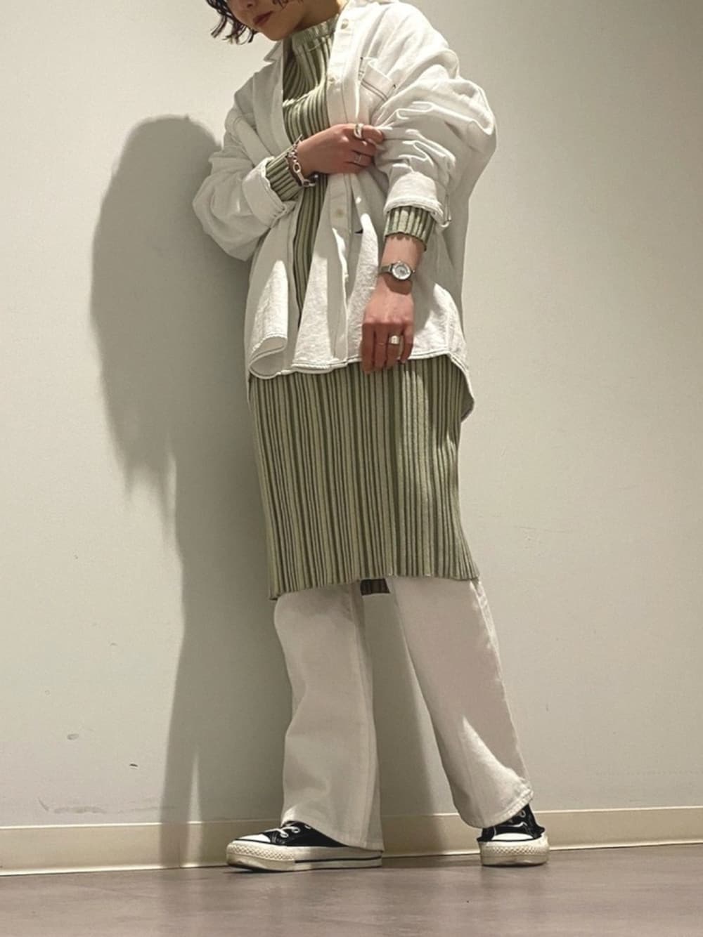 「コンバース、大人カジュアル、スニーカーコーデ、デニムパンツ、ホワイトパンツ、春カラー、オトナ女子、CONVERSE TOKYO、低身長女子、CONVERSE」｜「CONVERSE TOKYOのシャンブレー星パッチシャツ（シャツ/ブラウス、ホワイト系）」を使った、MANAさん（レディース・153cm）の春コーディネートの1枚目の写真