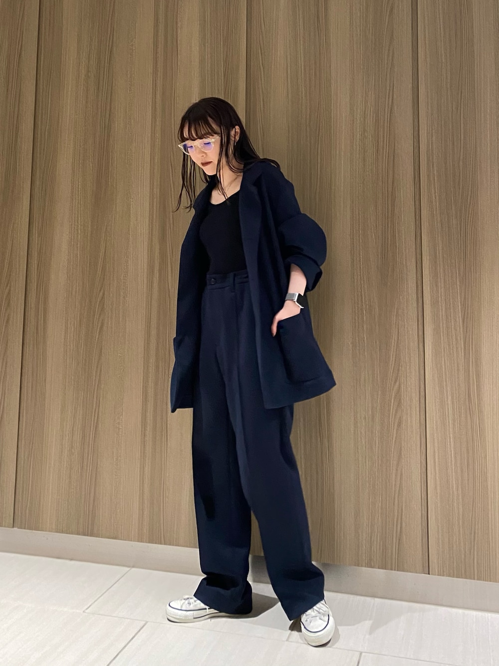 「シンプル、リラックススタイル、低身長、白スニーカー、大人カジュアル、セットアップ、ワントーンコーデ、コンバース、converse、CONVERSE TOKYO、ビッグシルエット、春コーデ、春服、オフィスカジュアル、モード」｜「CONVERSE TOKYOのリラックスポンチジャケット（テーラードジャケット、ブルー系）」を使った、MANAさん（レディース・153cm）の春コーディネートの1枚目の写真