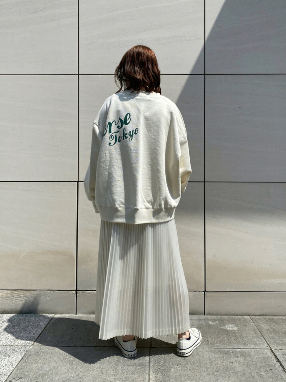 「CONVERSE TOKYO、converse、コンバース、秋トレンド2021、秋のコーデ、大人カジュアル、休日スタイル、低身長、シンプルコーデ、ワントーンコーデ、オールホワイト、ロゴスウェット、スウェット、カレッジロゴ、プリーツスカート」｜「CONVERSE TOKYOのレザーライクサテンプリーツスカート（スカート、ホワイト系）」を使った、MANAさん（レディース・153cm）の夏コーディネートの1枚目の写真
