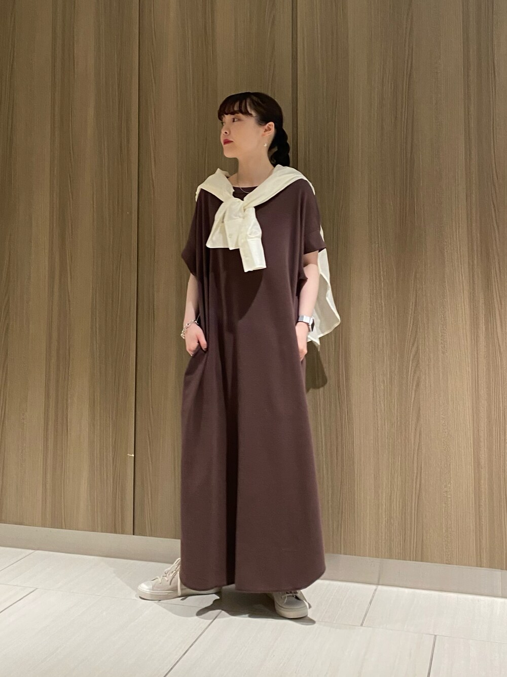 「春カラー、春コーデ、ロングワンピース、converse、CONVERSE TOKYO、コンバース、低身長、シンプル、大人カジュアル、パステル映える春、スニーカーコーデ、きれいめカジュアル、ワントーンコーデ、ビッグシルエット」｜「CONVERSE TOKYOのワンポイント刺繍ロングワンピース（ワンピース、ブラウン系）」を使った、MANAさん（レディース・153cm）の春コーディネートの1枚目の写真