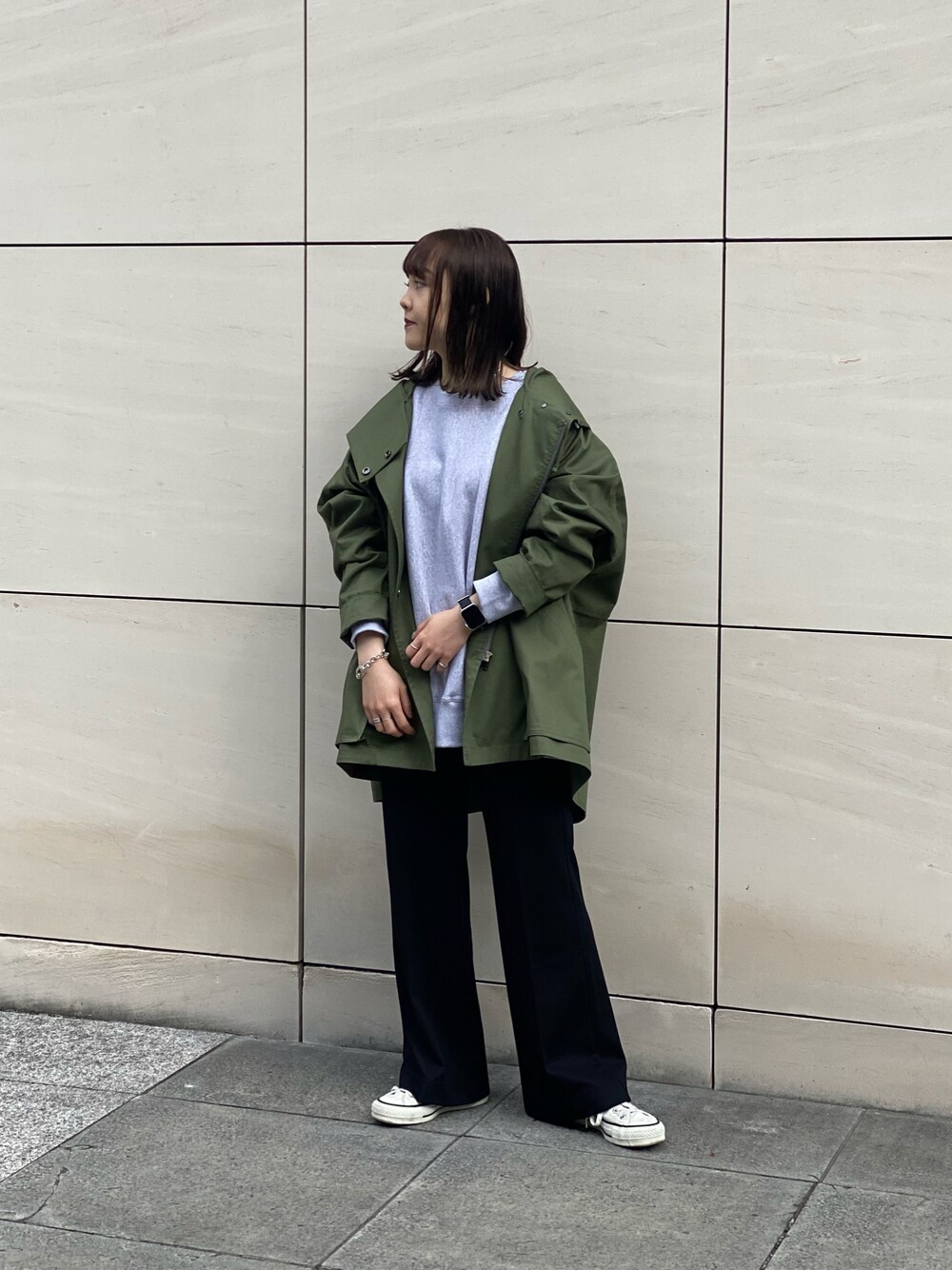 「スウェット、コート、コンバース、秋のコーデ、converse、大人カジュアル、スニーカーコーデ、白スニーカー、シンプルコーデ、低身長、CONVERSE TOKYO、ビッグシルエット」｜「CONVERSE TOKYOのフーディショートコート（その他アウター、グリーン系）」を使った、MANAさん（レディース・153cm）の秋コーディネートの1枚目の写真