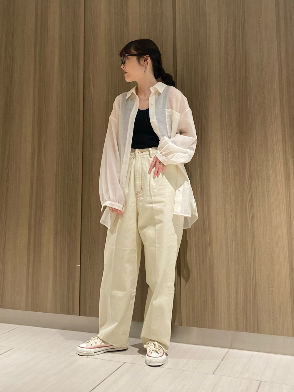 「春夏コーデ、ワントーンコーデ、ホワイト、低身長、きれいめカジュアル、コンバース、converse、CONVERSE TOKYO、シンプル、モノトーン、ボリューム袖、ビッグシルエット、シアーシャツ、タックイン」｜「CONVERSE TOKYOのハイウエストテーパードデニム（デニムパンツ、ホワイト系）」を使った、MANAさん（レディース・153cm）の春コーディネートの1枚目の写真