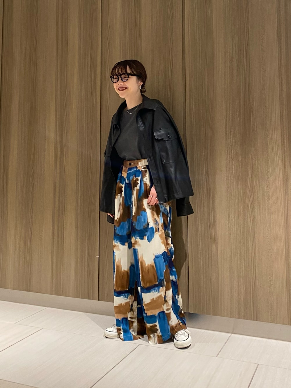 「白スニーカー、休日スタイル、大人カジュアル、CONVERSE TOKYO、converse、コンバース、春カラー、パンツスタイル、低身長、ビッグシルエット、レザージャケット、春コーデ、春服、カラーパンツ」｜「CONVERSE TOKYOのヴィーガンレザーCPOジャケット（ミリタリージャケット、ブラック系）」を使った、MANAさん（レディース・153cm）の春コーディネートの1枚目の写真