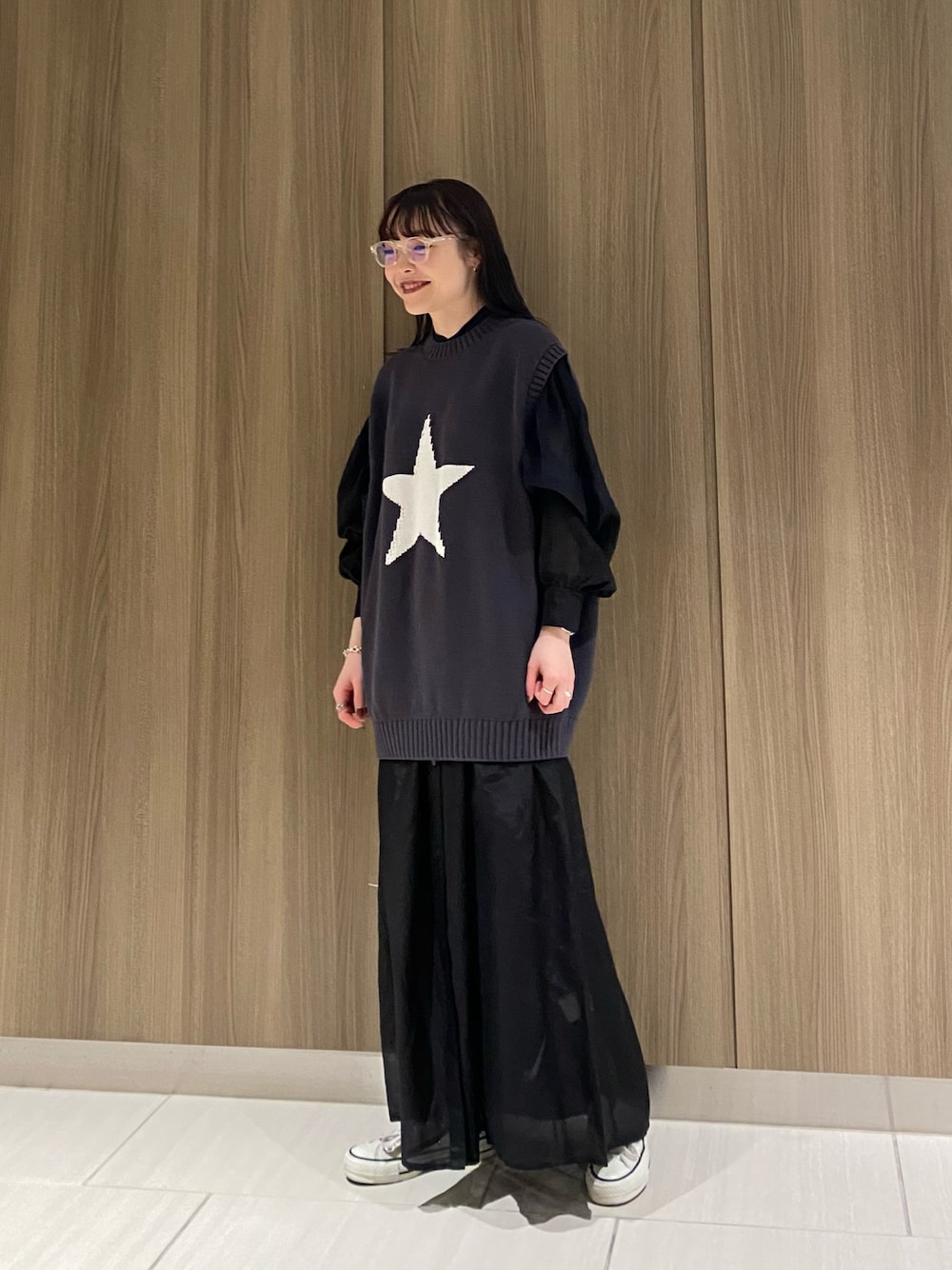 「シンプルコーデ、休日スタイル、レイヤードスタイル、モノトーン、白スニーカー、converse、CONVERSE TOKYO、コンバース、大人カジュアル、ベスト、ビッグシルエット、低身長、春コーデ、春ニット、ロングワンピース」｜「CONVERSE TOKYOのワンスターニットベスト（ベスト、グレー系）」を使った、MANAさん（レディース・153cm）の春コーディネートの1枚目の写真