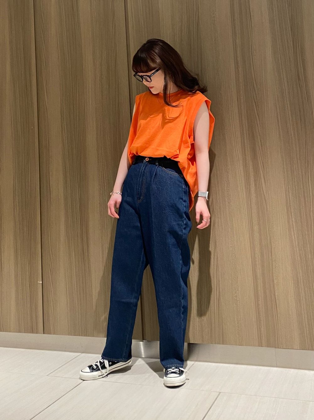 「夏コーデ、春夏コーデ、カラー×コーデ、オレンジ、デニムパンツ、大人カジュアル、コンバース、converse、CONVERSE TOKYO、低身長、きれいめカジュアル、ビタミンカラー、タックイン、休日スタイル」｜「CONVERSE TOKYOのデザインタンクトップ（Tシャツ/カットソー、オレンジ系）」を使った、MANAさん（レディース・153cm）の春コーディネートの1枚目の写真